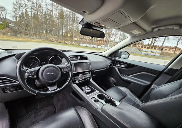 Jaguar F-Pace cena 63000 przebieg: 164000, rok produkcji 2017 z Sanok małe 781